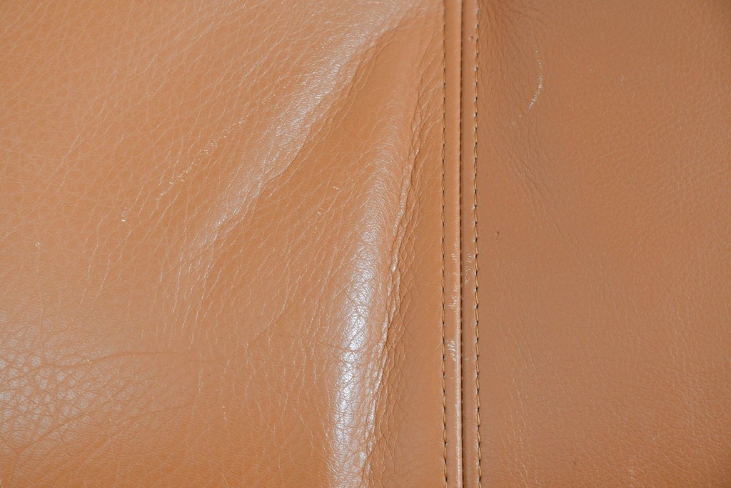 中古　カリモク家具(karimoku)　Chitano(チターノ)　レザー(本革)　やわらかな丸みが魅力の三人掛けソファ　定価約35万円　(R-087542)