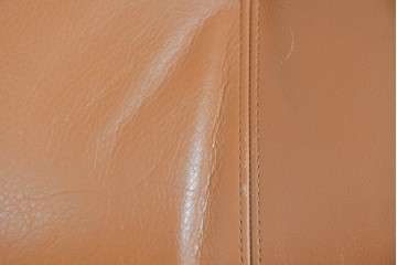 中古　カリモク家具(karimoku)　Chitano(チターノ)　レザー(本革)　やわらかな丸みが魅力の三人掛けソファ　定価約35万円　(R-087542)