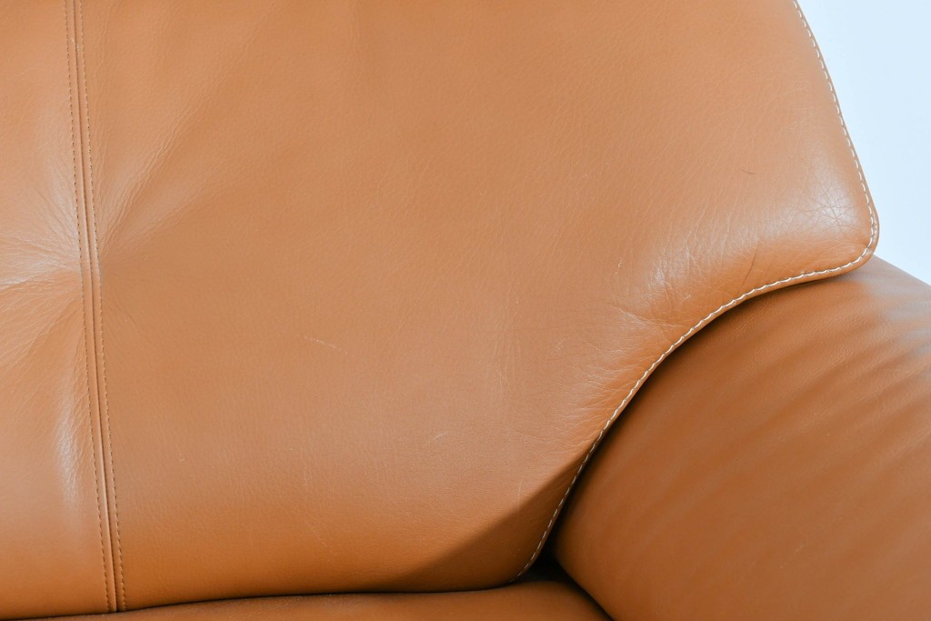 中古　カリモク家具(karimoku)　Chitano(チターノ)　レザー(本革)　やわらかな丸みが魅力の三人掛けソファ　定価約35万円　(R-087542)