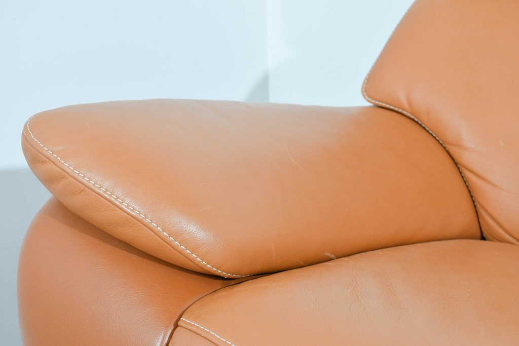 中古　カリモク家具(karimoku)　Chitano(チターノ)　レザー(本革)　やわらかな丸みが魅力の三人掛けソファ　定価約35万円　(R-087542)