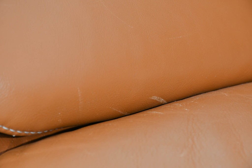 中古　カリモク家具(karimoku)　Chitano(チターノ)　レザー(本革)　やわらかな丸みが魅力の三人掛けソファ　定価約35万円　(R-087542)