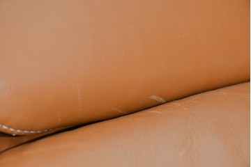 中古　カリモク家具(karimoku)　Chitano(チターノ)　レザー(本革)　やわらかな丸みが魅力の三人掛けソファ　定価約35万円　(R-087542)