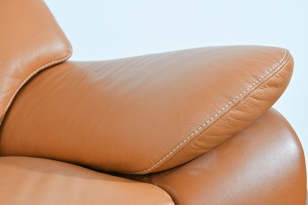 中古　カリモク家具(karimoku)　Chitano(チターノ)　レザー(本革)　やわらかな丸みが魅力の三人掛けソファ　定価約35万円　(R-087542)