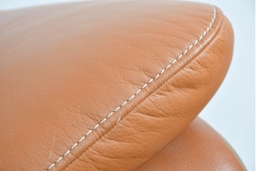 中古　カリモク家具(karimoku)　Chitano(チターノ)　レザー(本革)　やわらかな丸みが魅力の三人掛けソファ　定価約35万円　(R-087542)