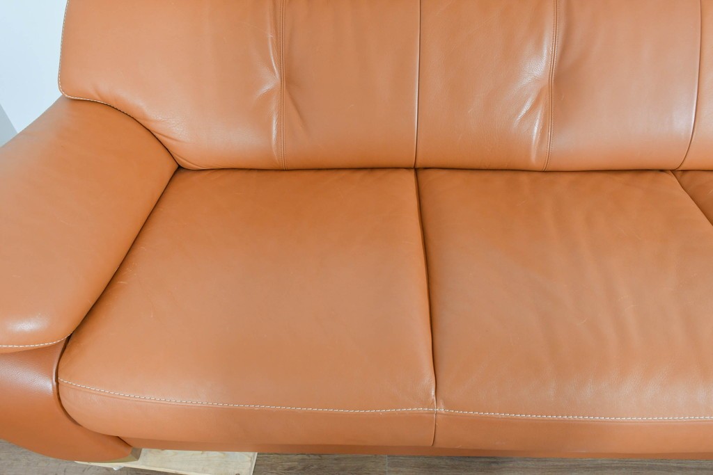 中古　カリモク家具(karimoku)　Chitano(チターノ)　レザー(本革)　やわらかな丸みが魅力の三人掛けソファ　定価約35万円　(R-087542)
