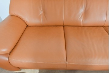 中古　カリモク家具(karimoku)　Chitano(チターノ)　レザー(本革)　やわらかな丸みが魅力の三人掛けソファ　定価約35万円　(R-087542)