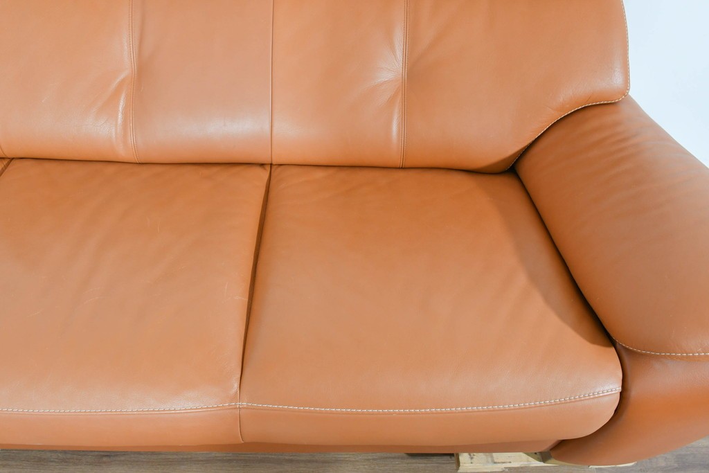 中古　カリモク家具(karimoku)　Chitano(チターノ)　レザー(本革)　やわらかな丸みが魅力の三人掛けソファ　定価約35万円　(R-087542)