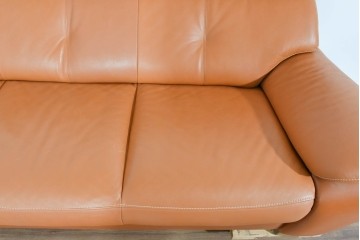 中古　カリモク家具(karimoku)　Chitano(チターノ)　レザー(本革)　やわらかな丸みが魅力の三人掛けソファ　定価約35万円　(R-087542)