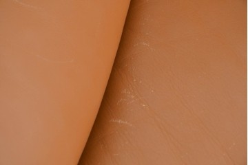 中古　カリモク家具(karimoku)　Chitano(チターノ)　レザー(本革)　やわらかな丸みが魅力の三人掛けソファ　定価約35万円　(R-087542)