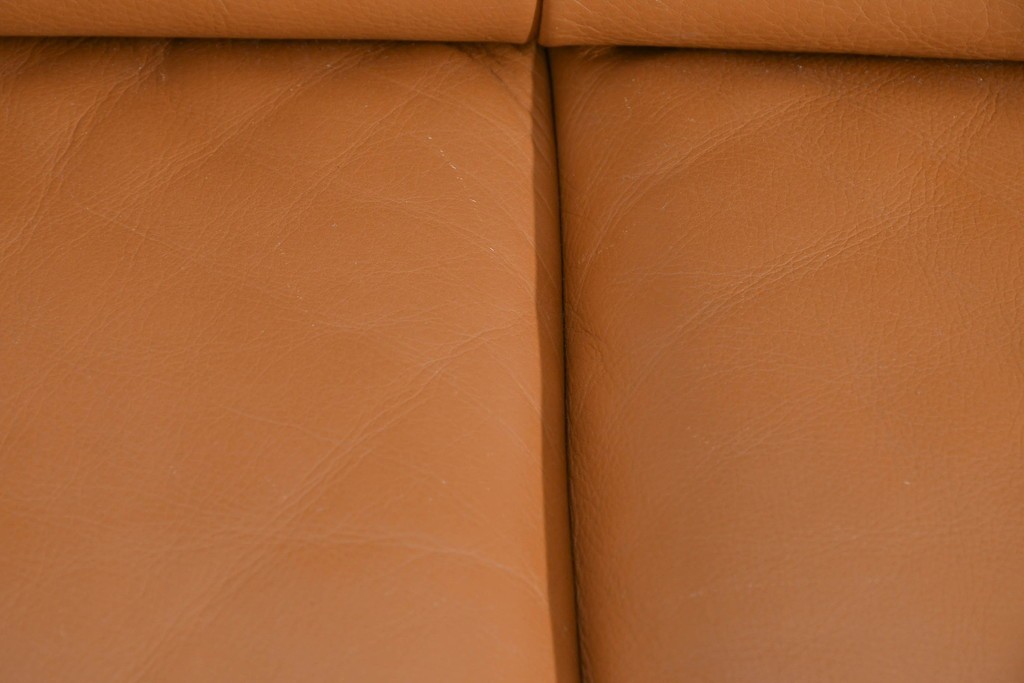 中古　カリモク家具(karimoku)　Chitano(チターノ)　レザー(本革)　やわらかな丸みが魅力の三人掛けソファ　定価約35万円　(R-087542)