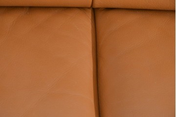 中古　カリモク家具(karimoku)　Chitano(チターノ)　レザー(本革)　やわらかな丸みが魅力の三人掛けソファ　定価約35万円　(R-087542)