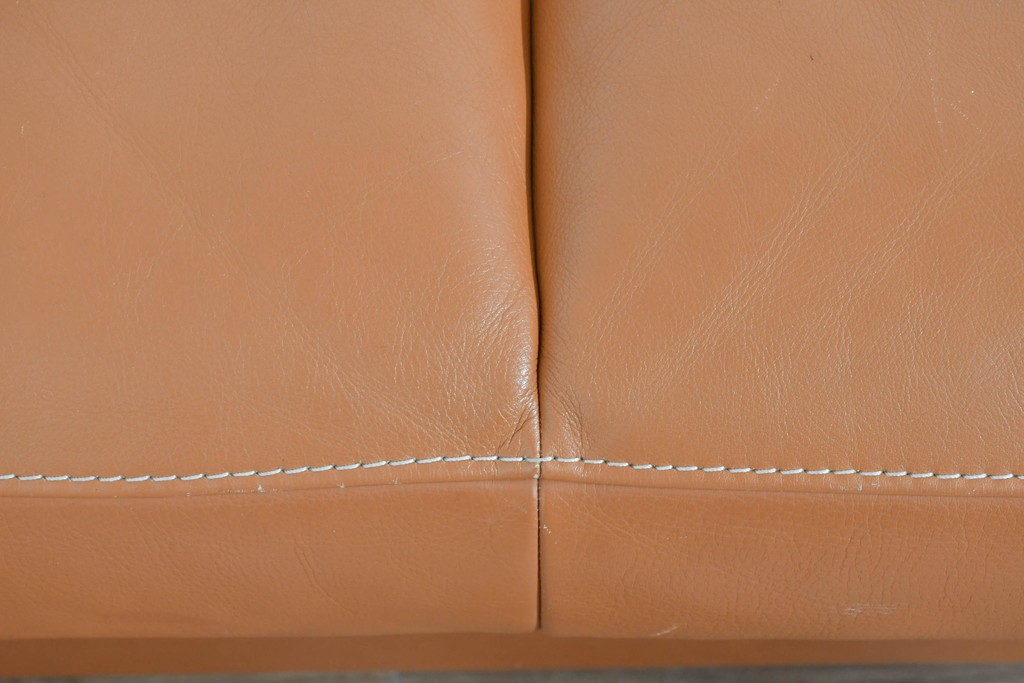 中古　カリモク家具(karimoku)　Chitano(チターノ)　レザー(本革)　やわらかな丸みが魅力の三人掛けソファ　定価約35万円　(R-087542)