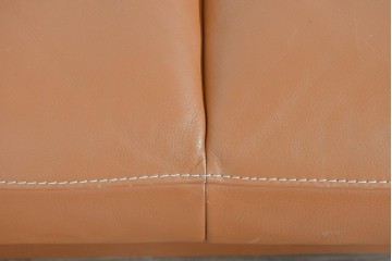 中古　カリモク家具(karimoku)　Chitano(チターノ)　レザー(本革)　やわらかな丸みが魅力の三人掛けソファ　定価約35万円　(R-087542)