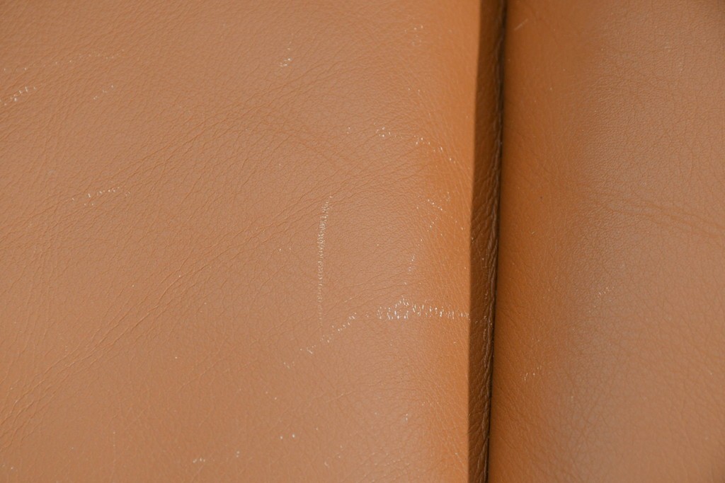 中古　カリモク家具(karimoku)　Chitano(チターノ)　レザー(本革)　やわらかな丸みが魅力の三人掛けソファ　定価約35万円　(R-087542)