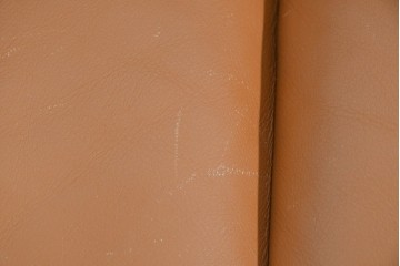 中古　カリモク家具(karimoku)　Chitano(チターノ)　レザー(本革)　やわらかな丸みが魅力の三人掛けソファ　定価約35万円　(R-087542)