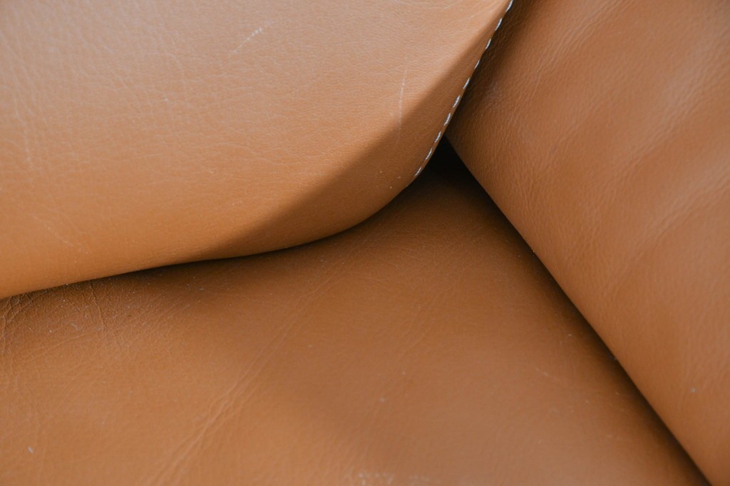 中古　カリモク家具(karimoku)　Chitano(チターノ)　レザー(本革)　やわらかな丸みが魅力の三人掛けソファ　定価約35万円　(R-087542)