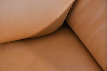 中古　カリモク家具(karimoku)　Chitano(チターノ)　レザー(本革)　やわらかな丸みが魅力の三人掛けソファ　定価約35万円　(R-087542)