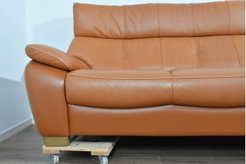 中古　カリモク家具(karimoku)　Chitano(チターノ)　レザー(本革)　やわらかな丸みが魅力の三人掛けソファ　定価約35万円　(R-087542)