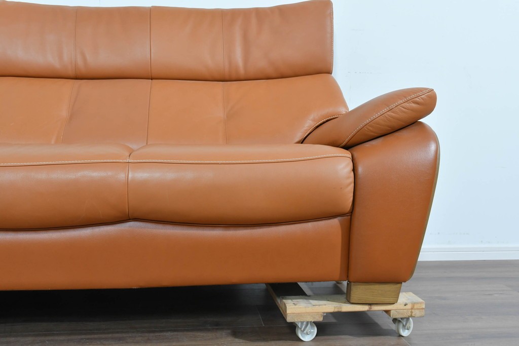 中古　カリモク家具(karimoku)　Chitano(チターノ)　レザー(本革)　やわらかな丸みが魅力の三人掛けソファ　定価約35万円　(R-087542)