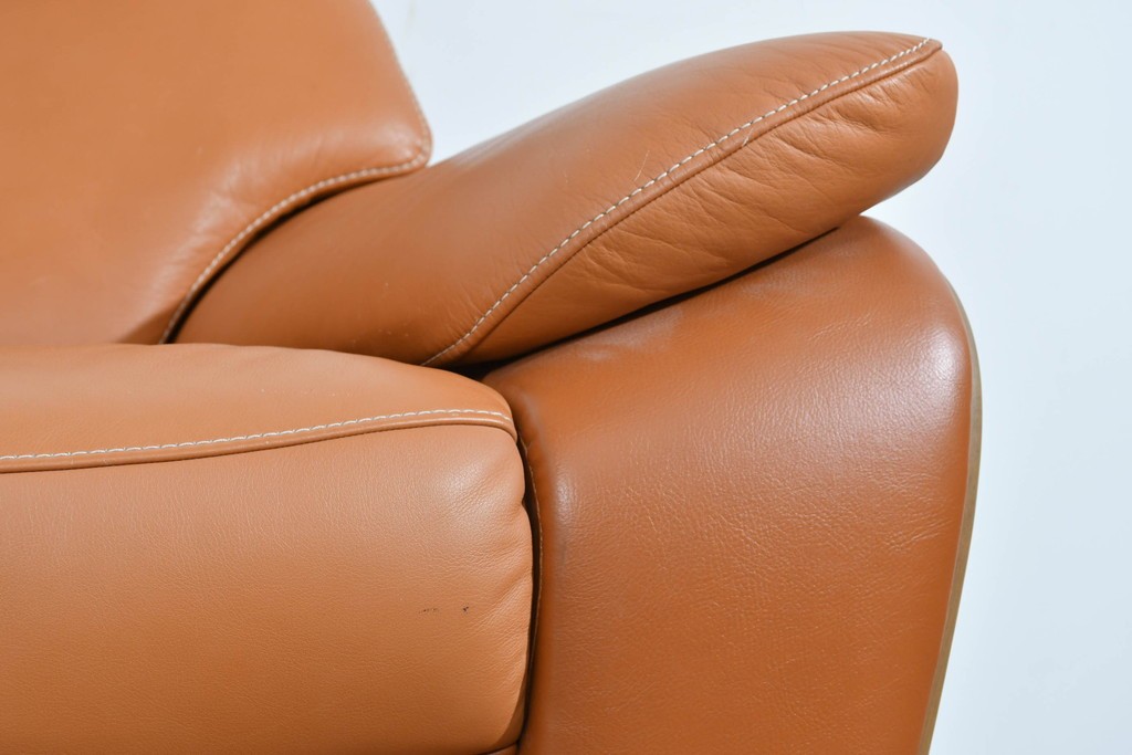 中古　カリモク家具(karimoku)　Chitano(チターノ)　レザー(本革)　やわらかな丸みが魅力の三人掛けソファ　定価約35万円　(R-087542)