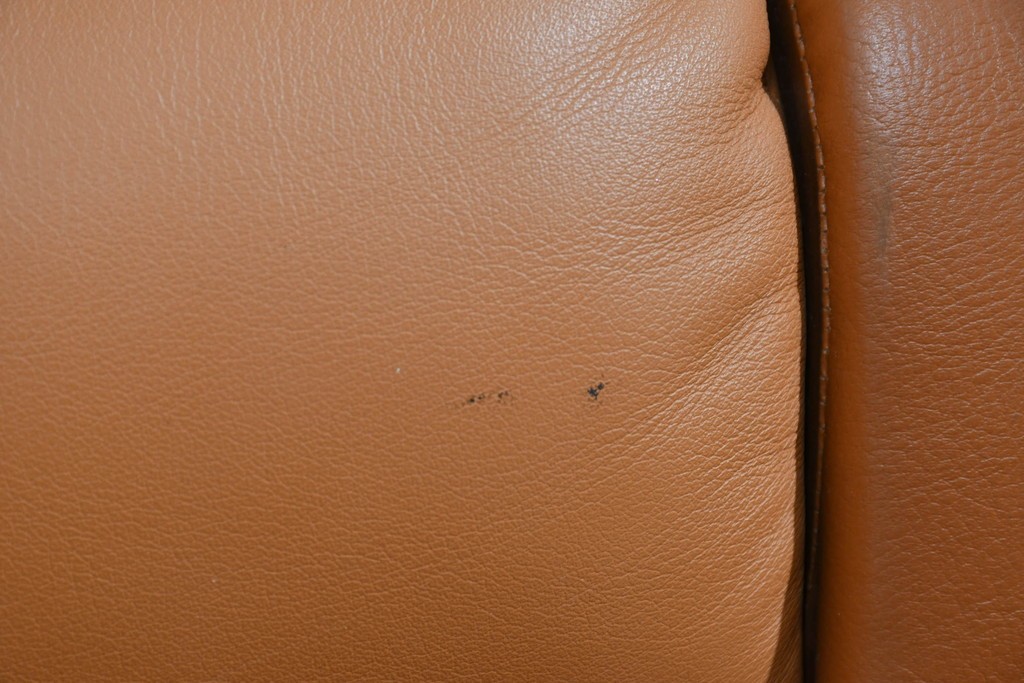 中古　カリモク家具(karimoku)　Chitano(チターノ)　レザー(本革)　やわらかな丸みが魅力の三人掛けソファ　定価約35万円　(R-087542)