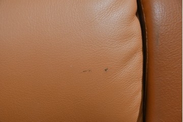 中古　カリモク家具(karimoku)　Chitano(チターノ)　レザー(本革)　やわらかな丸みが魅力の三人掛けソファ　定価約35万円　(R-087542)