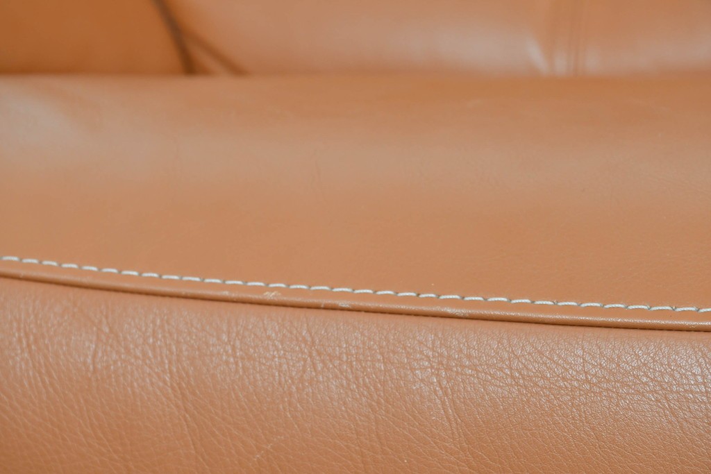 中古　カリモク家具(karimoku)　Chitano(チターノ)　レザー(本革)　やわらかな丸みが魅力の三人掛けソファ　定価約35万円　(R-087542)