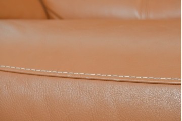 中古　カリモク家具(karimoku)　Chitano(チターノ)　レザー(本革)　やわらかな丸みが魅力の三人掛けソファ　定価約35万円　(R-087542)