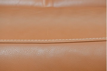 中古　カリモク家具(karimoku)　Chitano(チターノ)　レザー(本革)　やわらかな丸みが魅力の三人掛けソファ　定価約35万円　(R-087542)