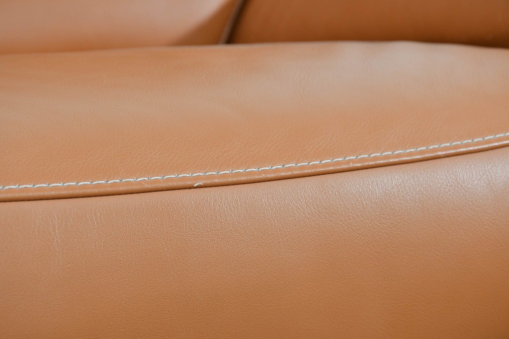 中古　カリモク家具(karimoku)　Chitano(チターノ)　レザー(本革)　やわらかな丸みが魅力の三人掛けソファ　定価約35万円　(R-087542)