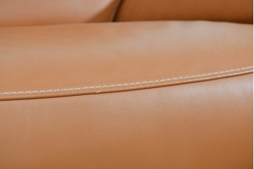 中古　カリモク家具(karimoku)　Chitano(チターノ)　レザー(本革)　やわらかな丸みが魅力の三人掛けソファ　定価約35万円　(R-087542)