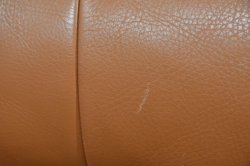 中古　カリモク家具(karimoku)　Chitano(チターノ)　レザー(本革)　やわらかな丸みが魅力の三人掛けソファ　定価約35万円　(R-087542)