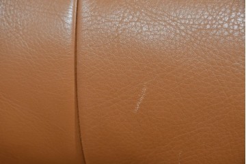 中古　カリモク家具(karimoku)　Chitano(チターノ)　レザー(本革)　やわらかな丸みが魅力の三人掛けソファ　定価約35万円　(R-087542)