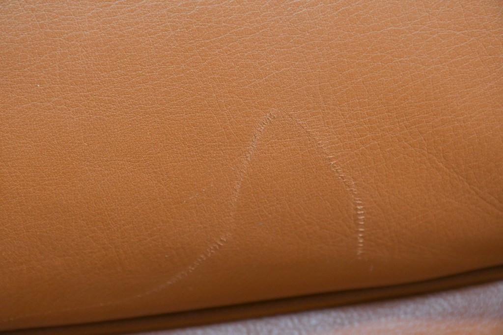 中古　カリモク家具(karimoku)　Chitano(チターノ)　レザー(本革)　やわらかな丸みが魅力の三人掛けソファ　定価約35万円　(R-087542)