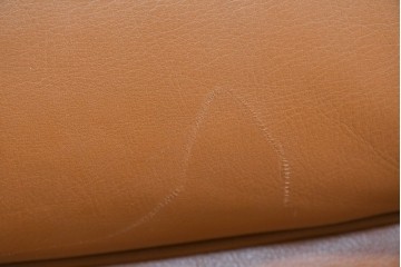 中古　カリモク家具(karimoku)　Chitano(チターノ)　レザー(本革)　やわらかな丸みが魅力の三人掛けソファ　定価約35万円　(R-087542)