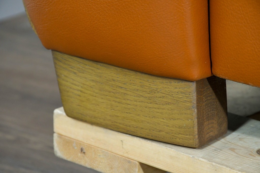 中古　カリモク家具(karimoku)　Chitano(チターノ)　レザー(本革)　やわらかな丸みが魅力の三人掛けソファ　定価約35万円　(R-087542)