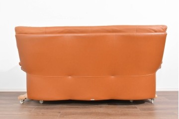 中古　カリモク家具(karimoku)　Chitano(チターノ)　レザー(本革)　やわらかな丸みが魅力の三人掛けソファ　定価約35万円　(R-087542)