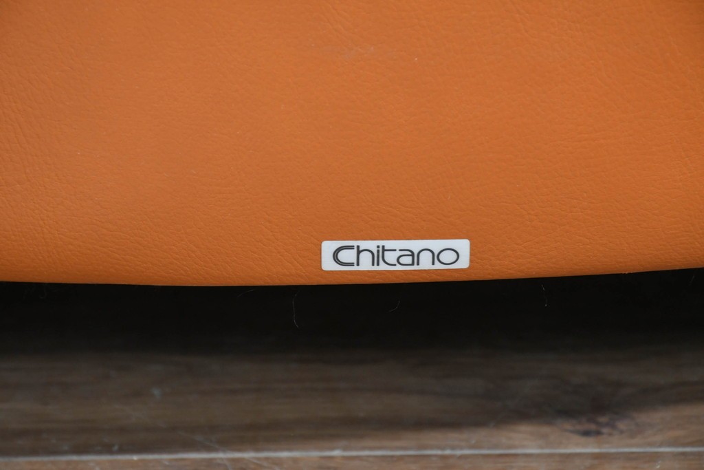 中古　カリモク家具(karimoku)　Chitano(チターノ)　レザー(本革)　やわらかな丸みが魅力の三人掛けソファ　定価約35万円　(R-087542)