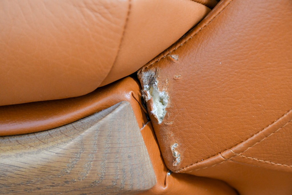 中古　カリモク家具(karimoku)　Chitano(チターノ)　レザー(本革)　やわらかな丸みが魅力の三人掛けソファ　定価約35万円　(R-087542)