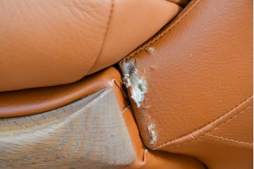 中古　カリモク家具(karimoku)　Chitano(チターノ)　レザー(本革)　やわらかな丸みが魅力の三人掛けソファ　定価約35万円　(R-087542)