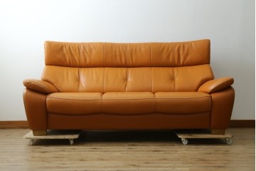 中古　カリモク家具(karimoku)　Chitano(チターノ)　レザー(本革)　やわらかな丸みが魅力の3人掛けソファ　定価約35万円　(R-087542)