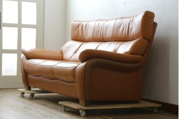 中古　カリモク家具(karimoku)　Chitano(チターノ)　レザー(本革)　やわらかな丸みが魅力の3人掛けソファ　定価約35万円　(R-087542)