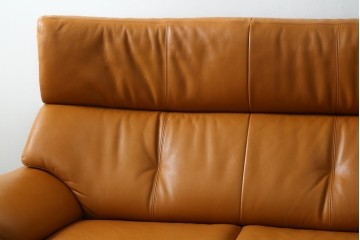 中古　カリモク家具(karimoku)　Chitano(チターノ)　レザー(本革)　やわらかな丸みが魅力の3人掛けソファ　定価約35万円　(R-087542)