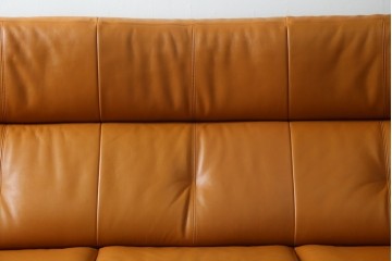 中古　カリモク家具(karimoku)　Chitano(チターノ)　レザー(本革)　やわらかな丸みが魅力の3人掛けソファ　定価約35万円　(R-087542)
