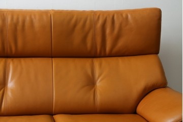 中古　カリモク家具(karimoku)　Chitano(チターノ)　レザー(本革)　やわらかな丸みが魅力の3人掛けソファ　定価約35万円　(R-087542)