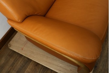 中古　カリモク家具(karimoku)　Chitano(チターノ)　レザー(本革)　やわらかな丸みが魅力の3人掛けソファ　定価約35万円　(R-087542)