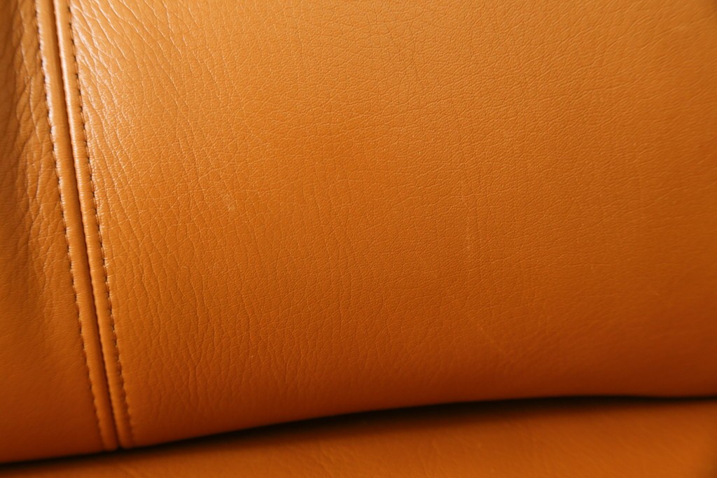 中古　カリモク家具(karimoku)　Chitano(チターノ)　レザー(本革)　やわらかな丸みが魅力の3人掛けソファ　定価約35万円　(R-087542)