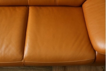 中古　カリモク家具(karimoku)　Chitano(チターノ)　レザー(本革)　やわらかな丸みが魅力の3人掛けソファ　定価約35万円　(R-087542)