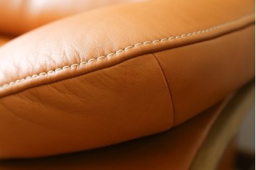 中古　カリモク家具(karimoku)　Chitano(チターノ)　レザー(本革)　やわらかな丸みが魅力の3人掛けソファ　定価約35万円　(R-087542)
