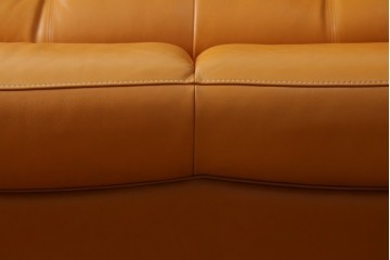 中古　カリモク家具(karimoku)　Chitano(チターノ)　レザー(本革)　やわらかな丸みが魅力の3人掛けソファ　定価約35万円　(R-087542)